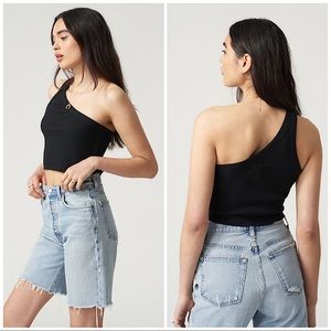SHEIN | ONE SHOULDER RIBBED BLACK CROPPED TOP